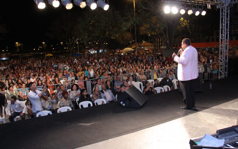 Festa das Mães com show de Agnaldo Timóteo reúne centenas de pessoas na Boa Vista