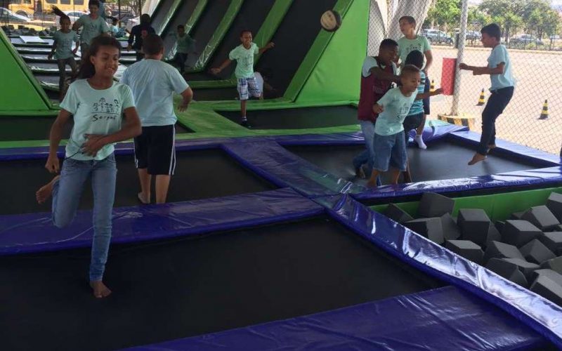 Jovens e crianças do SERPAF têm manhã divertida no Super Parque das Camas Elásticas