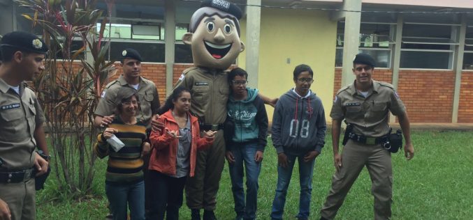 Policia Militar realiza ação social na APAE de Sete Lagoas