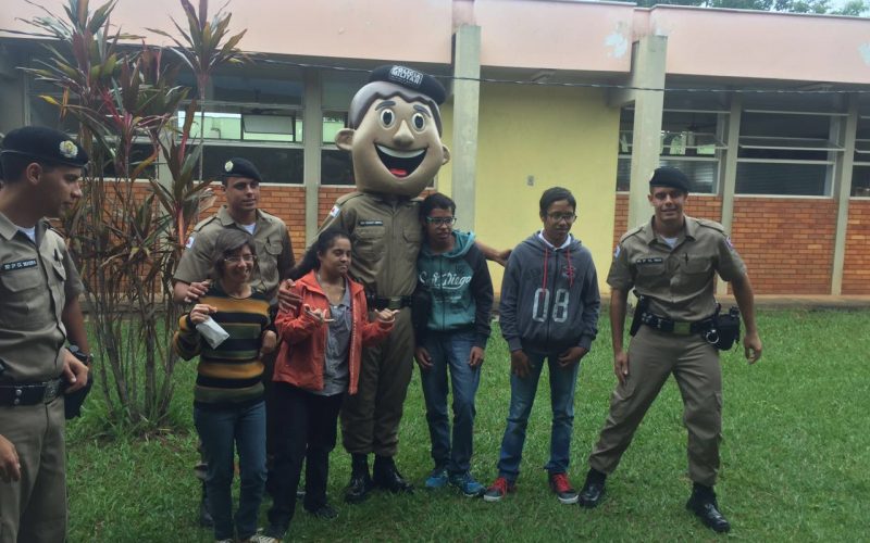 Policia Militar realiza ação social na APAE de Sete Lagoas