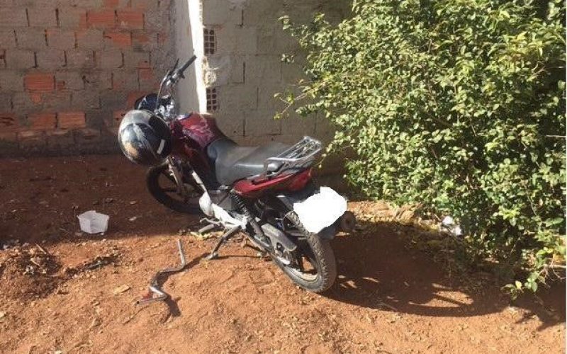Polícia Militar recupera moto roubada e pai de um dos menores apreendidos também foi preso