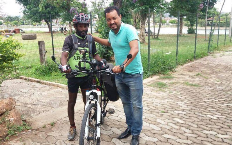Ciclista que percorreu 29 países visita Sete Lagoas