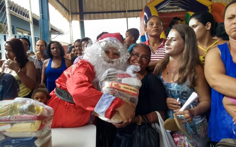 Festa de Natal reúne centenas de pessoas na Cidade de Deus