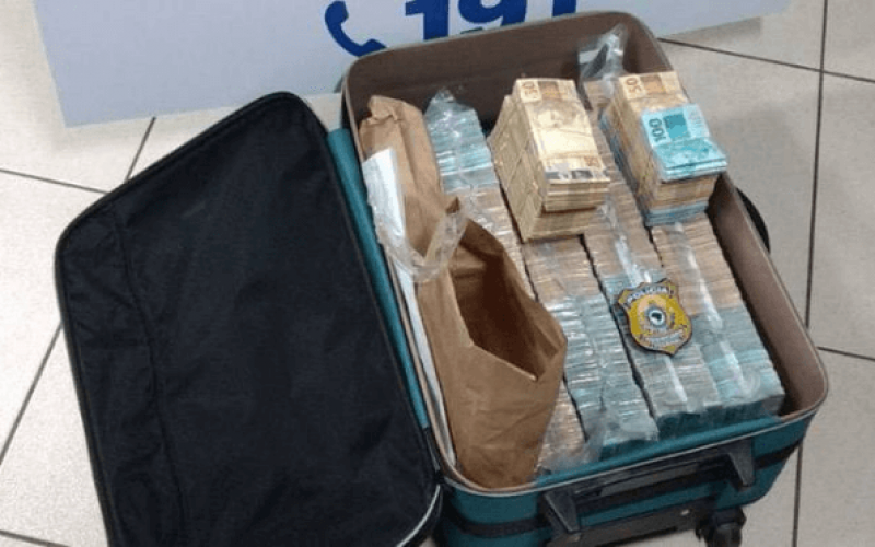 Dinheiro na mala: Mais de R$1 milhão de reais é encontrado em Sete Lagoas