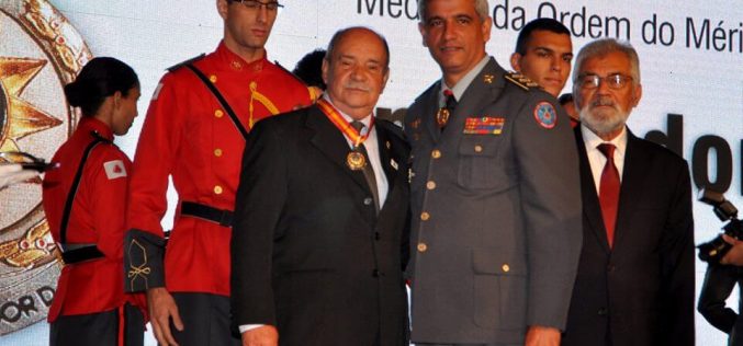Leone Maciel recebe a maior honraria concedida pelo Corpo de Bombeiros de MG