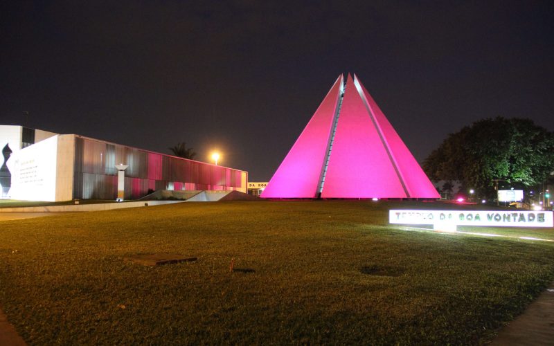 Templo da Boa Vontade ganha iluminação especial em apoio à campanha Outubro Rosa