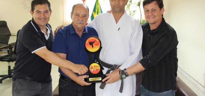 Prefeito Leone recebe homenagem por apoio a Copa Caic de Karate
