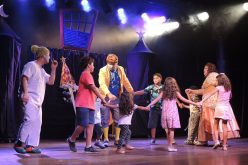 Espetáculo com palhaços resgata brincadeiras antigas e canções de roda no Teatro Preqaria