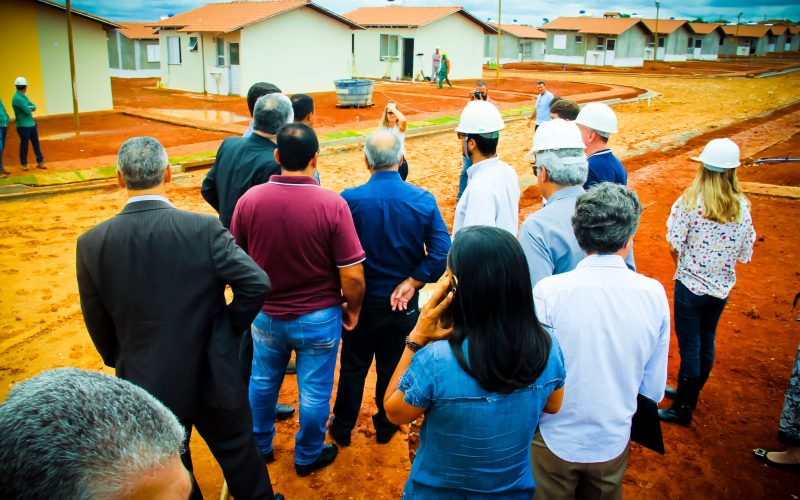 Ritmo de construção das 500 casas surpreende comitiva liderada pelo prefeito Leone Maciel