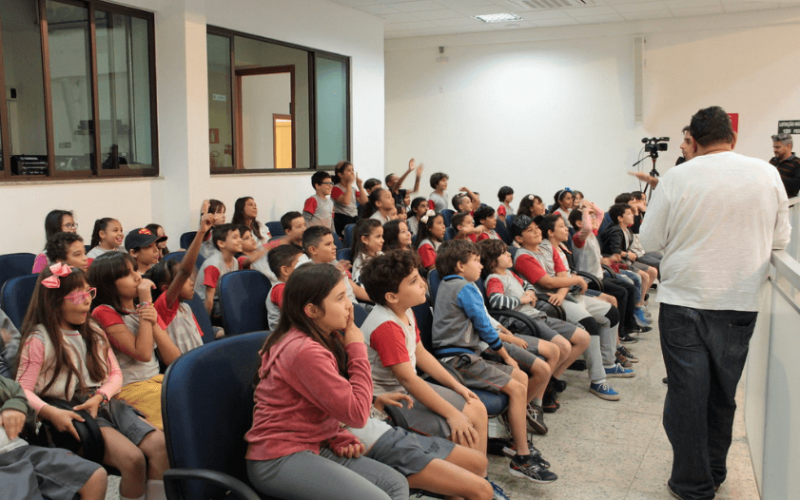 Curiosos, alunos do Regina Pacis questionam presidente em Visita Orientada