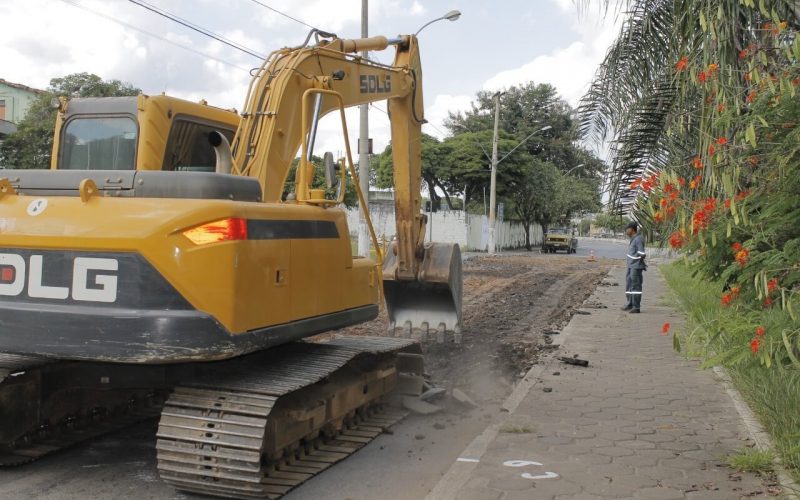 Prefeitura inicia obras de pavimentação e recapeamento na Av. Doutor Renato Azeredo