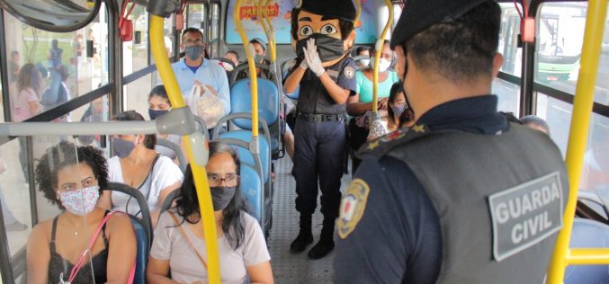 Guarda Municipal realiza campanha de conscientização e distribui máscaras no Terminal Urbano