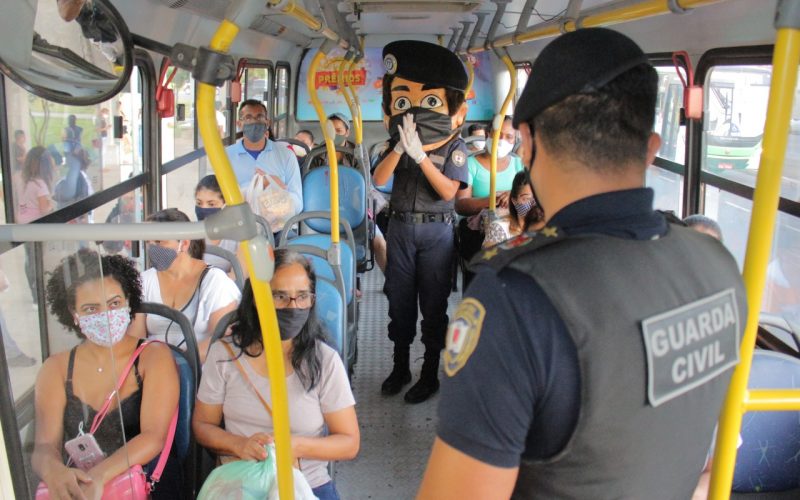 Guarda Municipal realiza campanha de conscientização e distribui máscaras no Terminal Urbano