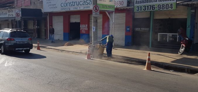 Prefeitura realiza implantação de meio fio e sarjeta para conter alagamentos na rua Santa Juliana