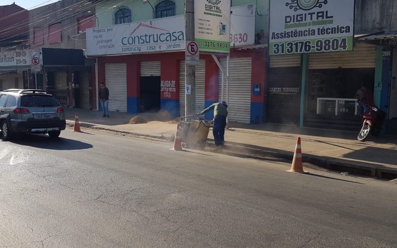 Prefeitura realiza implantação de meio fio e sarjeta para conter alagamentos na rua Santa Juliana