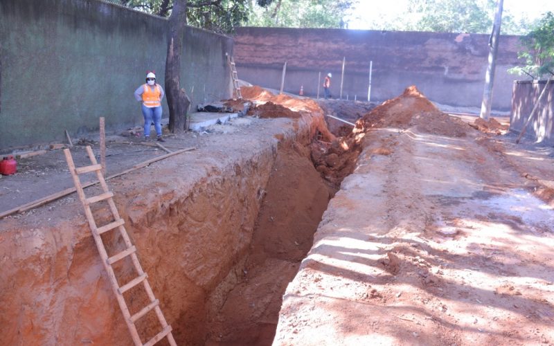 Entorno da Praça Pitangui recebe obras de drenagem pluvial e terá nova pavimentação