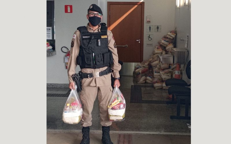 Em parceria, PM e Ministério público entregam cestas bacias à população carente em Matozinhos