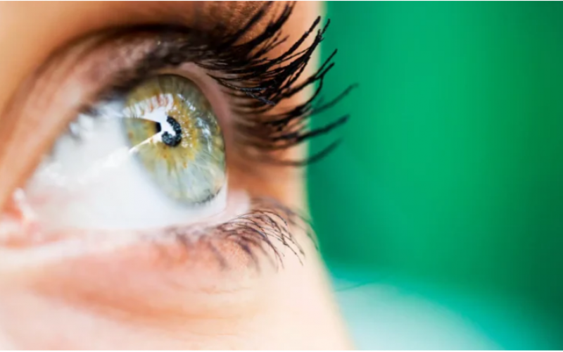 Uso excessivo de telas impacta na saúde ocular dos jovens