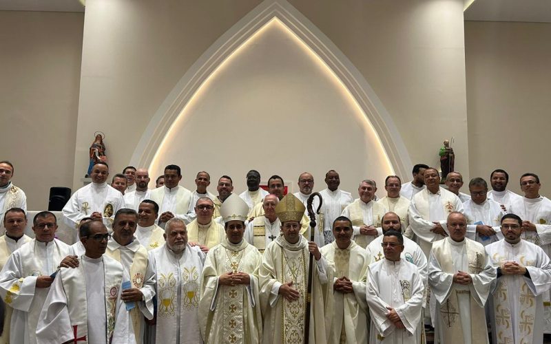 Celebração dos 25 Anos de Sacerdócio de Dom Francisco Cota: Um Marco de Fé e Alegria na Diocese de Sete Lagoas